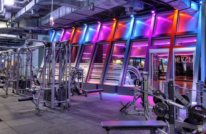 Crunch Fitness - Hoboken 8