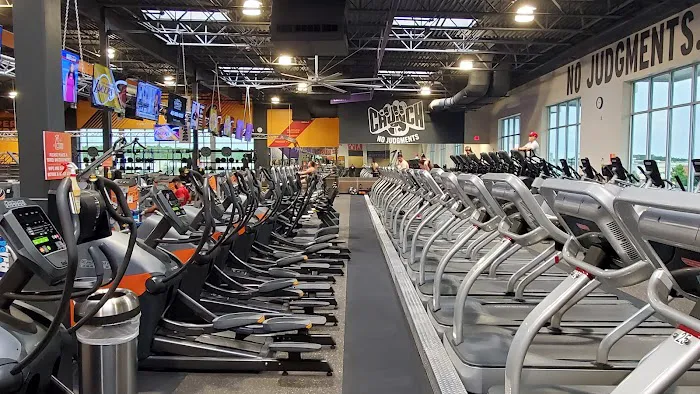 Crunch Fitness - East Colonial 7