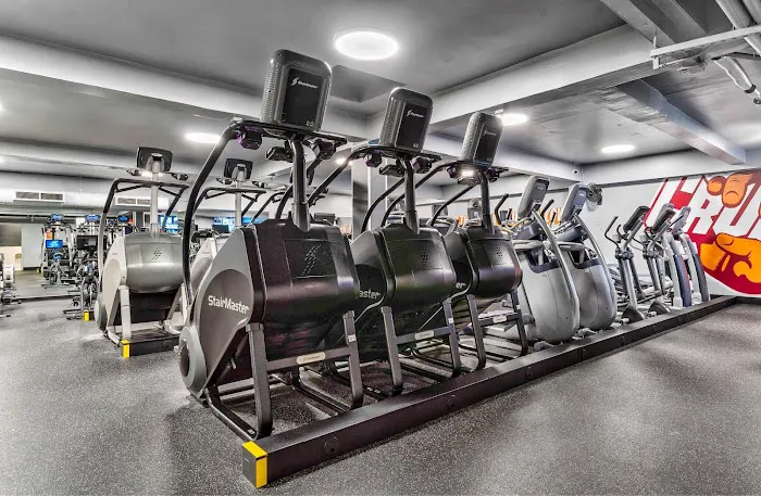 Crunch Fitness - Chestnut 4