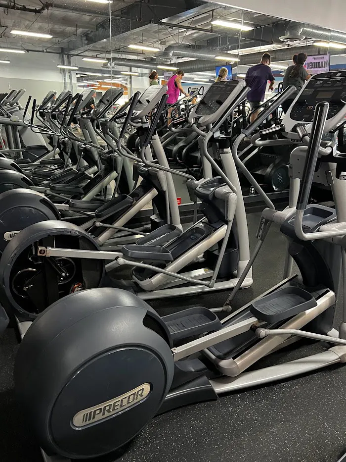 Crunch Fitness - Huntington Beach 1