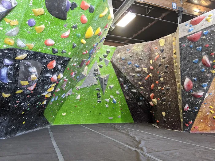 Hangar 18 Indoor Climbing Gym - Mission Viejo 8